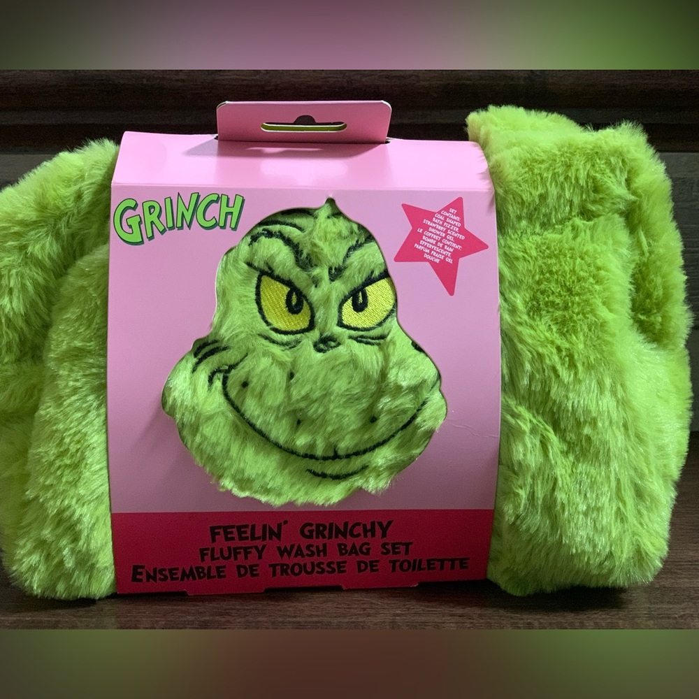 ✅ Super Cute 🥰 Grinch toiletries bag set - NEW